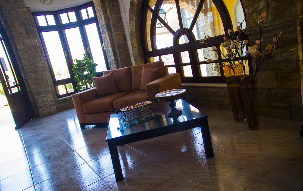 Hesperia Hotel Karlovassi Bagian luar foto