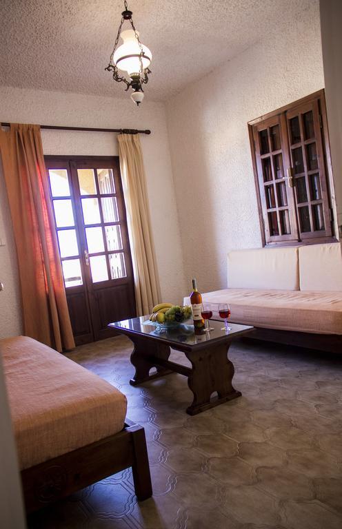 Hesperia Hotel Karlovassi Bagian luar foto